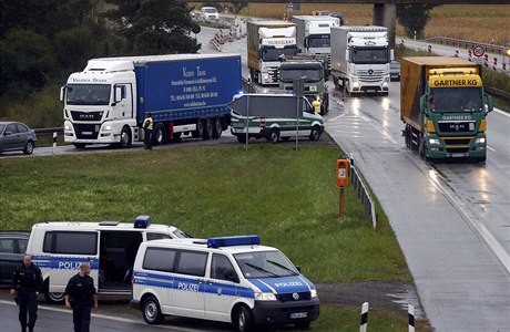 Nmecká policie kontroluje auta, dodávky a kamiony na dálnici A3 na hranici...