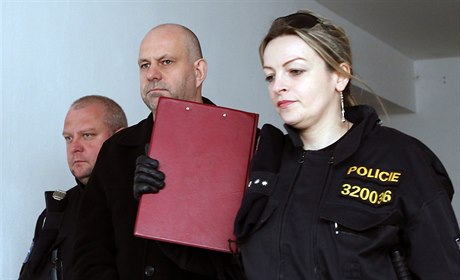 Policisté vedou Martina Ddice k soudu.