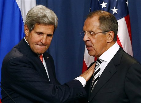 Ruský ministr zahranií Sergej Lavrov (vpravo) se éfem americké diplomacie...