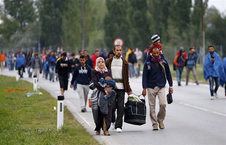 Desítky uprchlík a migrant putují pky po dálnici do Vídn. Rakousko...