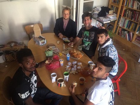 Michal Uhl u sebe ubytoval skupinu sedmi mladých uprchlík. Spolen posnídali...