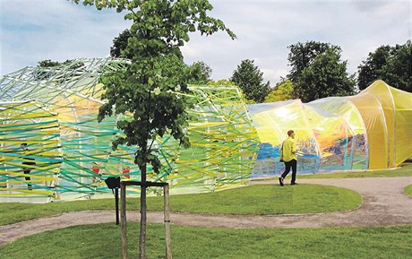 Letoní doasný pavilon Serpentine Gallery v Kensingtonské zahrad navrhli...