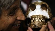 Profesor Adam Habib s rekonstrukcí lebky homo naledi. | na serveru Lidovky.cz | aktuální zprávy