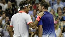 Stan Wawrinka gratuluje Federerovi k postupu do finle