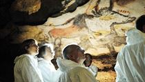Vědci pozorují starodávné malby v jeskyni Lascaux. Sloužila předkům i jako... Vědci pozorují starodávné malby v jeskyni Lascaux. Sloužila předkům i jako...
