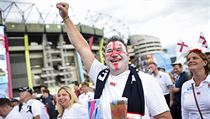DOBR NLADA. Fanouci Anglie ped stadionem v Londn, kter hostil zahajovac...