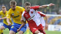 Slávista Milan Škoda (vpravo) v souboji s Jakubem Jugasem ze Zlína. | na serveru Lidovky.cz | aktuální zprávy