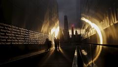 Události teroristického útoku 11. záí 2001 pipomíná tento památník v New...