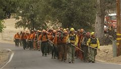 Kaliforntí hasii vyráejí bojovat proti lesnímu poáru.