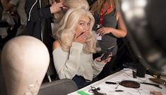 Modelka Gigi Hadid se pipravuje na molo.