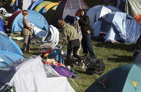 Dobrovolníci v provizorním uprchlickém táboe ve slovinském Obreju.