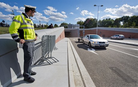 Policista dohlíí na cestující skrz Blanku