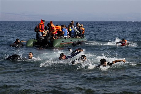 Uprchlíci na cest z Turecka do ecka plavou k behm ostrova Lesbos.