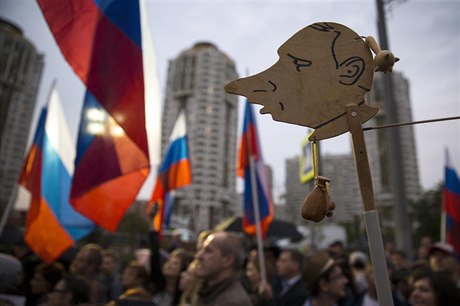 Karikatura Vladimira Putina na demonstraci v Moskv