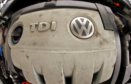 Logo spolenosti Volkswagen na motorech TDI.