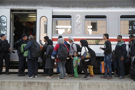 Migranti nastupují na vlak v Chorvatsku.