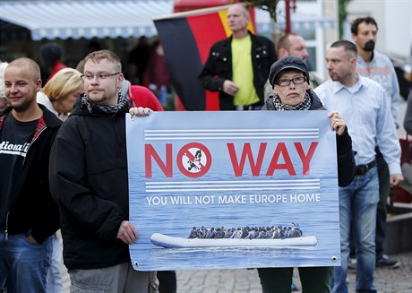 Postoj k uprchlíkm není v Nmecku zdaleka jednotný. Na demonstraci v Lipsku...