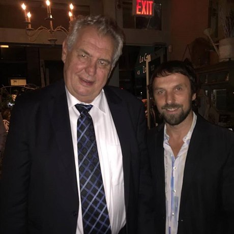 Milo Zeman na oslav svých 71. narozenin. Vlevo majitel restaurace Mari Vanna...