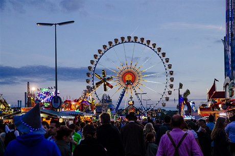 Festival krom piva nabízí mnoství pouových atrakcí.