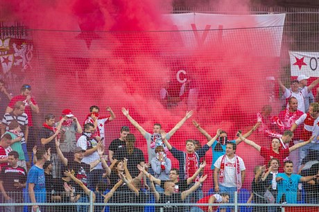 Fanouci Slavie se rvali ve svém sektoru a zápas s Duklou tak zaal o deset minut pozdji.