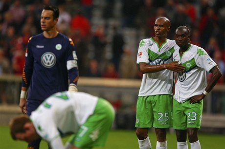 Zklamaní fotbalisté Wolfsburgu po utkání na hiti Bayernu Mnichov.