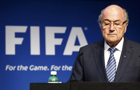 Sepp Blatter oznamuje svou rezignaci na post éfa FIFA.
