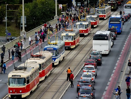 V prvodu bylo asi 40 tramvají od tch nejstarích a po nejmodernjí.