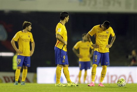 Barcelontí hrái Carnicer, Suarez a Neymar smutní po poráce od Celty Vigo.