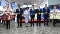 Čínská velvyslankyně Ma Kche-čching (třetí zleva), premiér Bohuslav Sobotka... | na serveru Lidovky.cz | aktuální zprávy