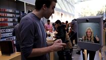Provozovatelkou teleprezenčního robota je Lucy Kellyová. | na serveru Lidovky.cz | aktuální zprávy