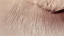 Na snmku pozenm pstrojem NASA Mars Reconnaissance Orbiter jsou vidt...