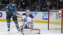 Tomáš Hertl ze San Jose tečuje puk před brankářem Edmontonu Benem Scrivensem. | na serveru Lidovky.cz | aktuální zprávy