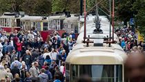 Tisce lid se v Praze pily podvat na prvod tramvaj.