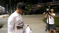 Lewis Hamilton odstupuje z Velk ceny Singapuru.