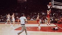 ALexander Bělov stříli nejslavnější koš basketbalové historie. Fotka... | na serveru Lidovky.cz | aktuální zprávy