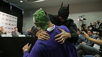 Batman pemohl Jokera pmo bhem tiskov konference.