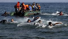 Uprchlíci na cest z Turecka do ecka plavou k behm ostrova Lesbos.