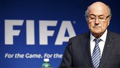 Sepp Blatter oznamuje svou rezignaci na post éfa FIFA.