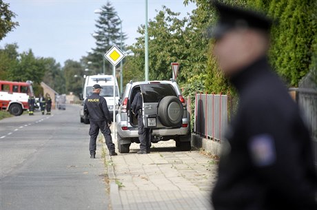 Písluníci Útvaru pro odhalování organizovaného zloinu (ÚOOZ) 30. záí na...