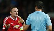 Wayne Rooney z Manchesteru United diskutuje s rozhodm.