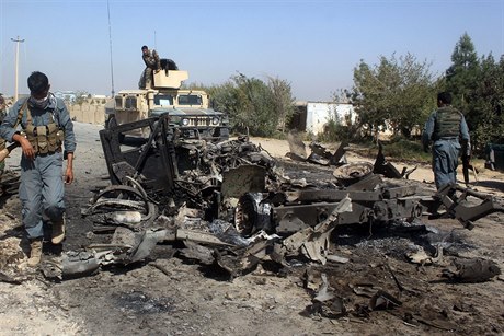 Afghánské bezpenostní jednotky kontrolují následky bombardování