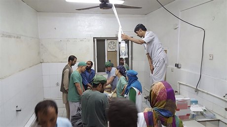 Afghántí chirurgové pracují v nemocnici Léka bez hranic.