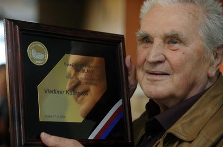 Vladimír Kobranov pevzal v dubnu 2009 ve výcarsku pamtní medaili...