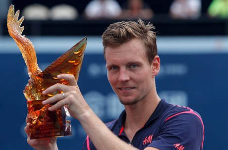 Tomá Berdych s trofejí pro vítze turnaje v en-enu.