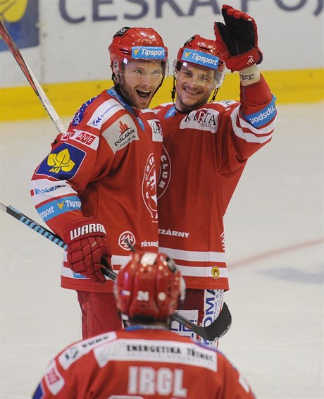 Vladimír Dravecký (vlevo) slaví gól se spoluhrái.