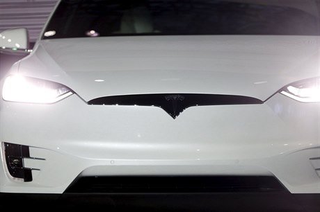 Automobilka Tesla pedstavila nový model X.