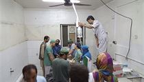 Afghnt chirurgov pracuj v nemocnici Lka bez hranic.