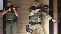 Policsté při zásahu ve škole Umpqua Community College v Roseburgu v Oregonu. | na serveru Lidovky.cz | aktuální zprávy
