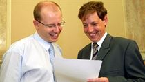 Čtyři miliardy jsou doma. Ministr financí Bohuslav Sobotka a premiér Stanislav... Čtyři miliardy jsou doma. Ministr financí Bohuslav Sobotka a premiér Stanislav...