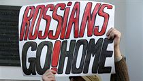 Rusov, jdte dom! Zhruba tiscovka lid protestovala v nedli v Minsku...